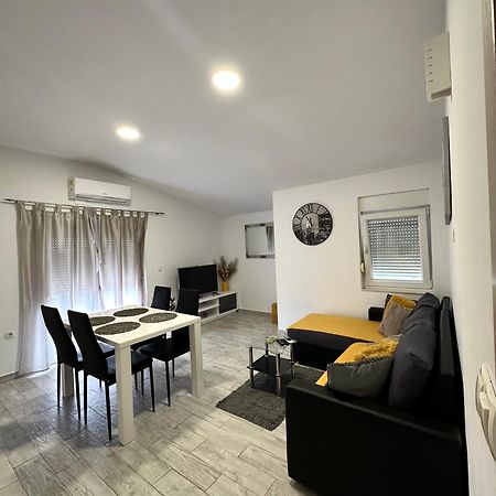 Apartman Nela Appartement Kaštel Sućurac Buitenkant foto